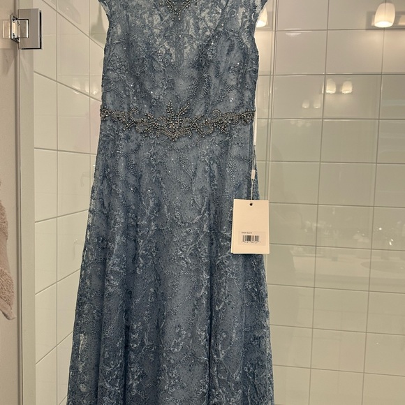 Elegant Blue Lace Evening Gown - Picture 3 of 6